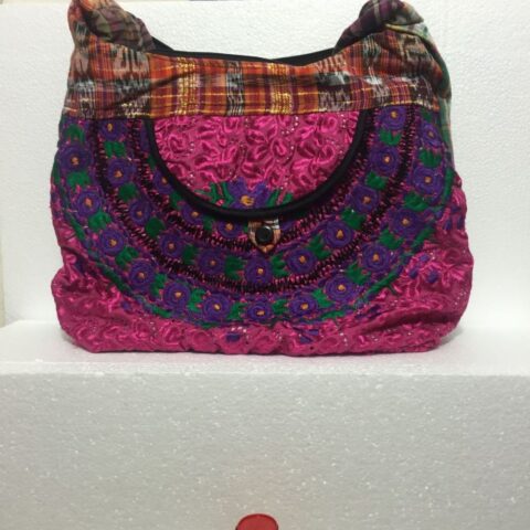 Bolso artesanal con rosas bordadas a mano (mediana) al mayoreo — Imagen 1